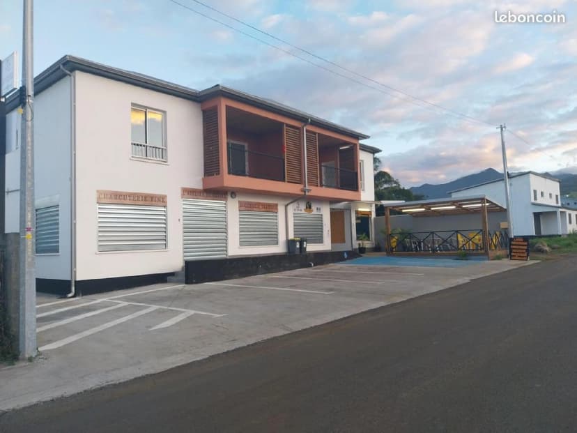 thumbnail of estate's photo